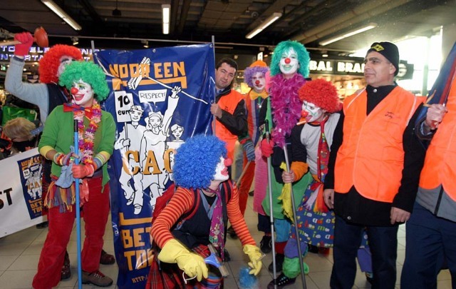 clown cleaners support actions of the cleaners at Amsterdam Airport Schiphol 2007-12-16, Photo: Nico Jankowski